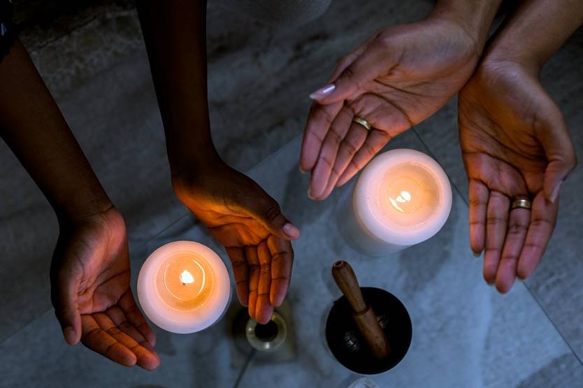 handscandles handscandles