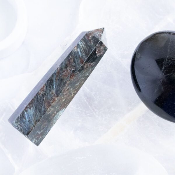 Ground & Glow Crystal Set. A crystal set for grounding, protection, and inner strength—featuring Tourmaline, Arfvedsonite, and Selenite